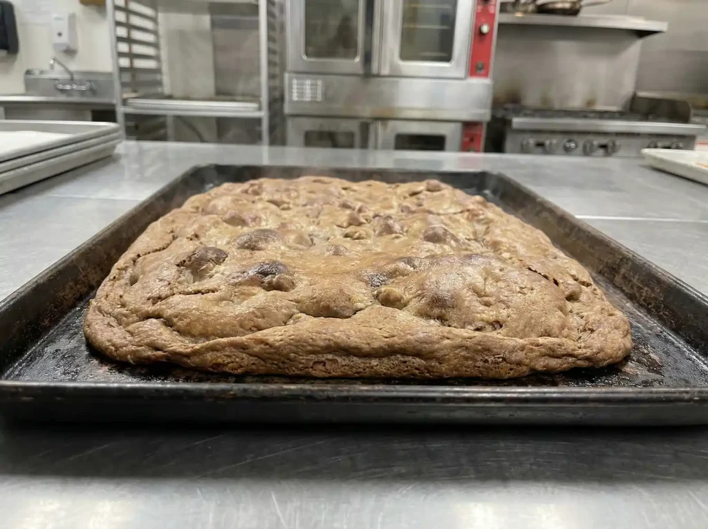 Upieczone, płaskie i twarde ciasto drożdżowe po wyjęciu z piekarnika.